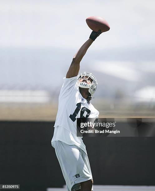 Football: Oakland Raiders Randy Moss in action, making one handed catch during mini camp workout, Oakland, CA 5/1/2005