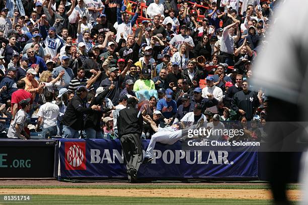 Baseball: New York Mets David Wright in action, fielding catch in stands vs New York Yankees, View of fans, Flushing, NY 5/22/2005