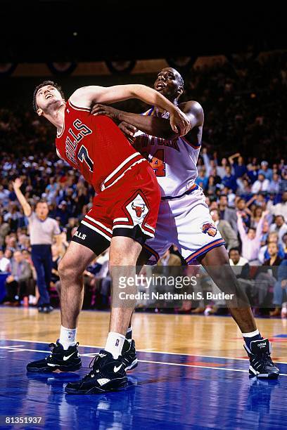 Toni Kukoc of the Chicago Bulls boxes out against Anthony Mason of the New York Knicks in Game One of the Eastern Conference Semifinals during the...