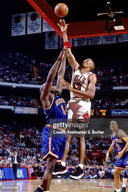 Scottie Pippen of the Chicago Bulls shoots over Anthony Mason of the New York Knicks in Game Six of the Eastern Conference Semifinals during the 1994...