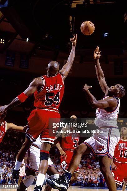 Anthony Mason of the New York Knicks shoots over Horace Grant of the Chicago Bulls in Game Seven of the Eastern Conference Semifinals during the 1994...