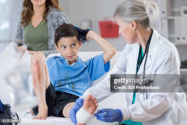 injured soccer player in emergency room - distenção imagens e fotografias de stock