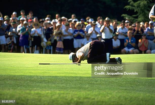 Golf: US Senior Open, Simon Hobday victorious, kissing green after winning on Sunday at Pinehurst Resort, Pinehurst, NC 6/30/1994