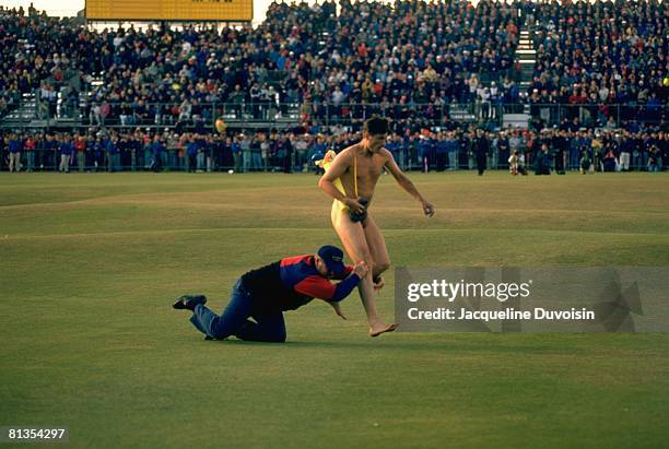 Golf: British Open, Male streaker Mark Roberts getting tackled by police officer on green during Sunday play, St, Andrews, GBR 7/23/1995