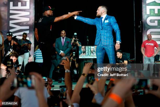 Floyd Mayweather Jr. v Conor McGregor World Press Tour - Toronto, Foto jornalística
