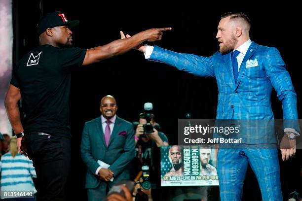 Floyd Mayweather Jr. v Conor McGregor World Press Tour - Toronto, Foto jornalística