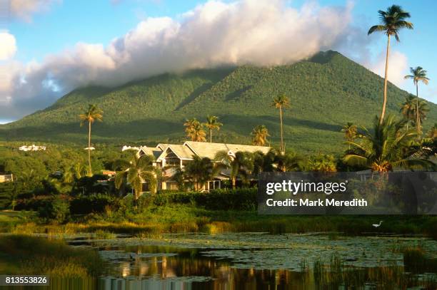 nevis peak in st kitts and nevis - antilles occidentales photos et images de collection