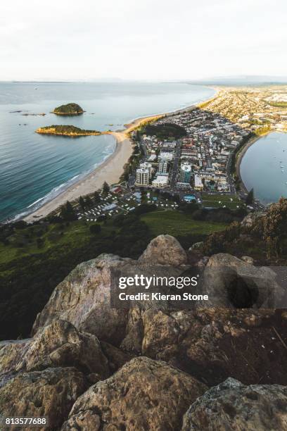 mt mauao 'the mount', mount maunganui - berg maunganui stockfoto's en -beelden