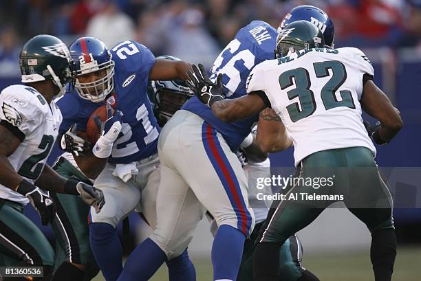 Football: New York Giants Tiki Barber in action, rushing vs Philadelphia Eagles, East Rutherford, NJ