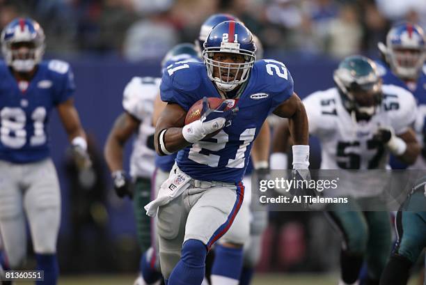 Football: New York Giants Tiki Barber in action, rushing vs Philadelphia Eagles, East Rutherford, NJ