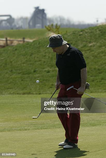 Golf: Circus clown David Larible with club, equipment, Philadelphia, PA 4/20/2004