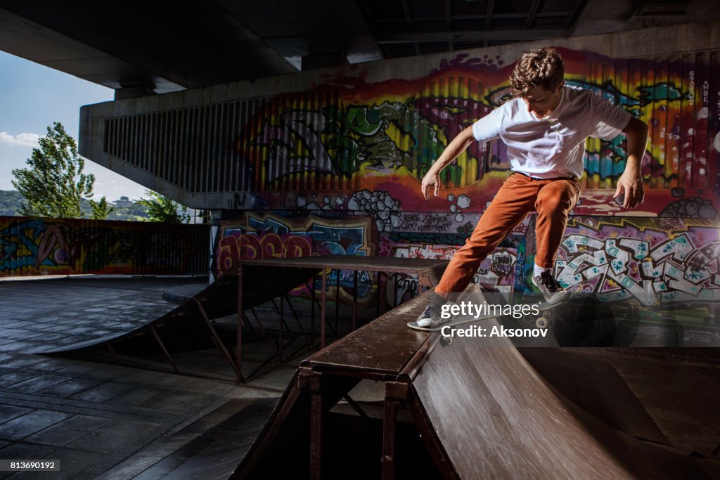 Skater springen auf seinen Skate im skatepark