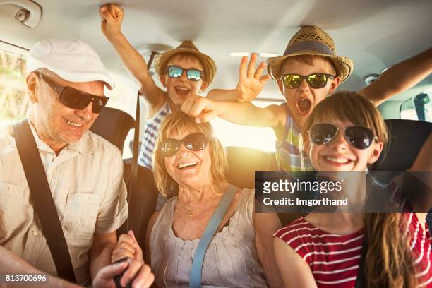 grandparents having fun on road trip with grandchildren - sunglasses imagens e fotografias de stock