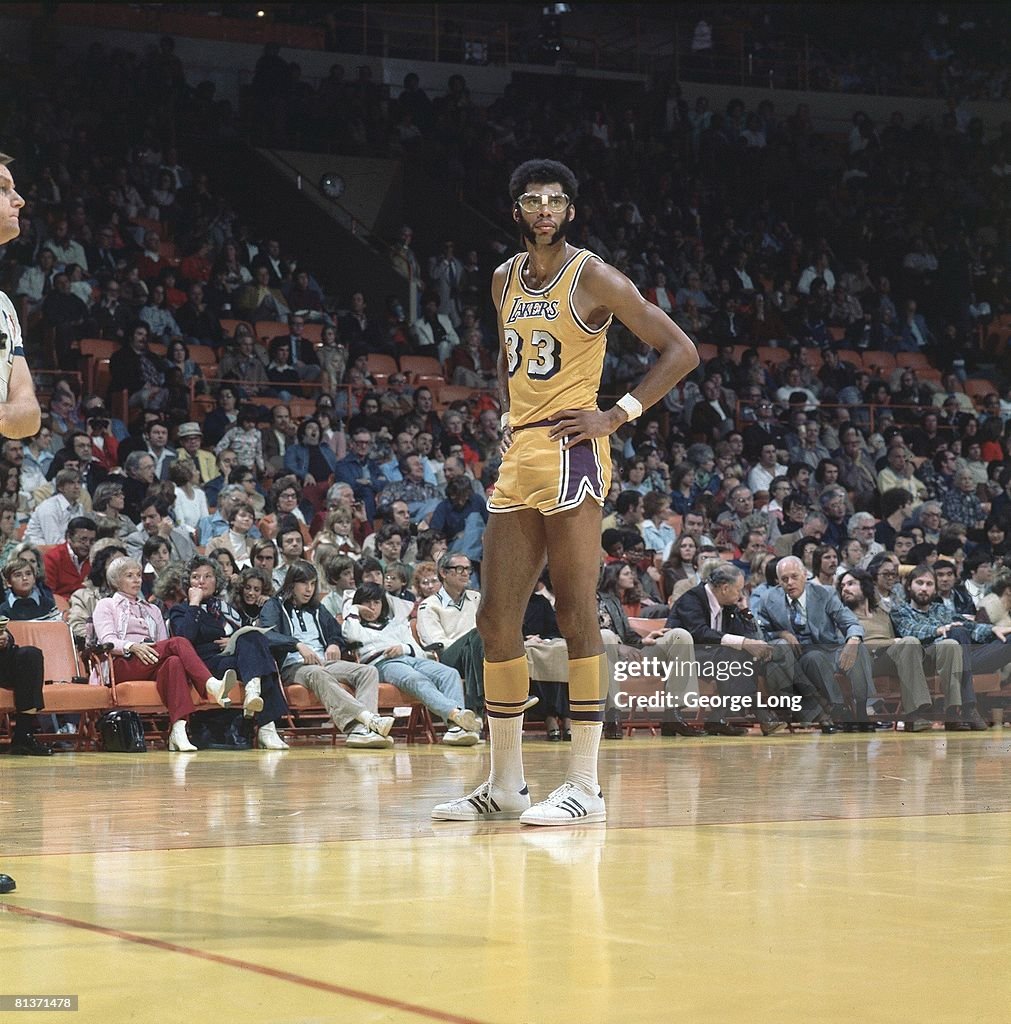 Los Angeles Lakers Kareem Abdul Jabbar On Court During Game Vs News los-angeles-lakers-kareem-abdul-jabbar-on-court-during-game-vs-news