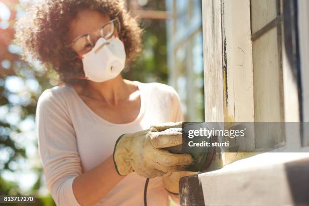 prepping houten ramen - windowframe stockfoto's en -beelden