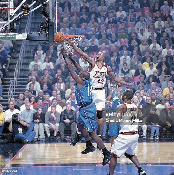 Basketball: playoffs, Philadelphia 76ers Theo Ratliff in action, playing defense vs Charlotte Hornets Anthony Mason , Philadelphia, PA 4/28/2000