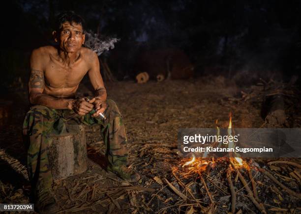 campfire man - bauer pfeife stock-fotos und bilder
