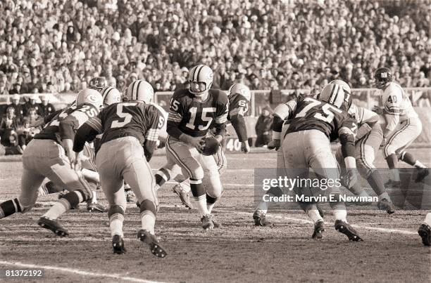 Football: NFL championship, Green Bay Packers QB Bart Starr and Paul Hornung in action vs New York Giants, Green Bay, WI