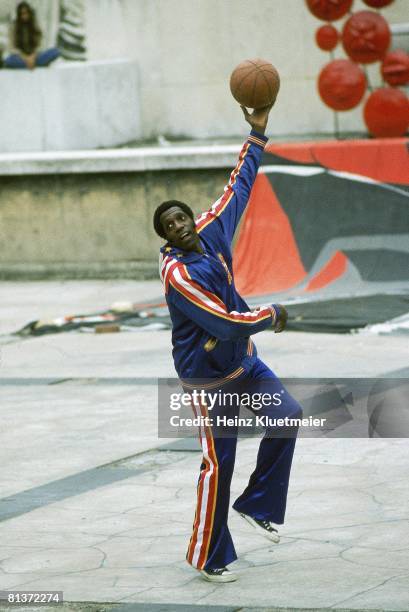 Basketball: Harlem Globetrotters Meadowlark Lemon in action during practice, Paris, FRA 6/29/1978