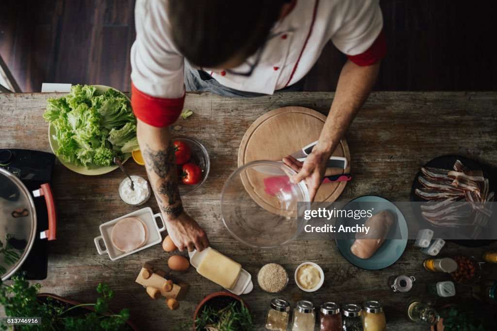 Bovenaanzicht aan chef-kok die begint te bereiden van een maaltijd voor het diner