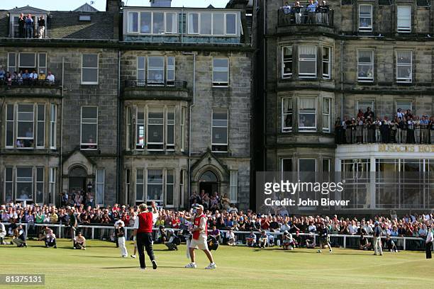 Golf: British Open, Jack Nicklaus victorious, waving to fans after making birdie putt on No, 18 during Friday play at Old Course, St, Andrews, GBR...