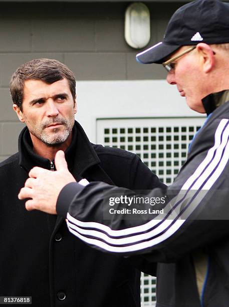 Sunderland FA Premiership manager Roy Keane talks with All Blacks scrum coach Mike Cron during a New Zealand All Blacks training session at Rugby...