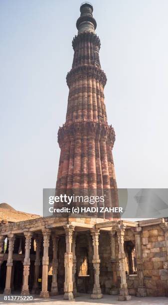 hindu and jain pillars at qutub minar | delhi | india - jain temple - fotografias e filmes do acervo