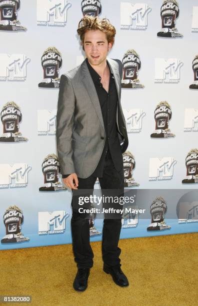 Robert Pattinson arrives at the 2008 MTV Movie Awards on June 1, 2008 at the Gibson Amphitheatre in Universal City, California.