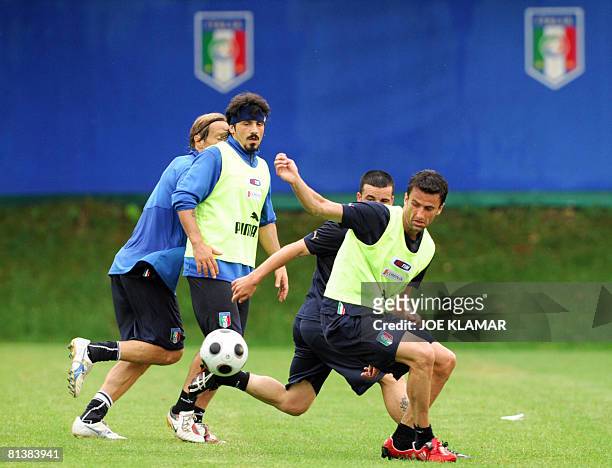 Massimo Ambrosini, Gennaro Gattuso, Antonio Di Natale and Christian Panucci fight for the ball during a training session of the Italian national...