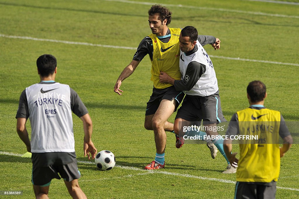 Turkish midfielder Hamit Altintop (L) v