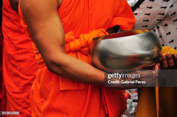 a buddhist alms bowl - cultura orientale photos et images de collection