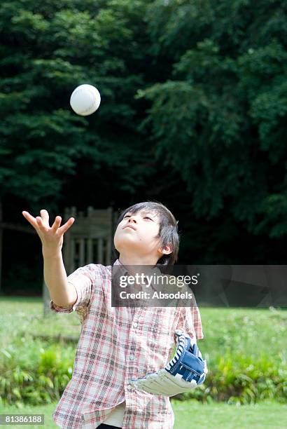 boy throwing baseball - throwing baseball stock pictures, royalty-free photos & images