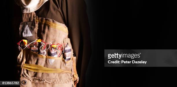 suicide bomber vest - terrorist fotografías e imágenes de stock