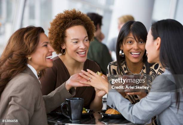 multi-ethnic businesswomen having coffee - black women engagement rings foto e immagini stock