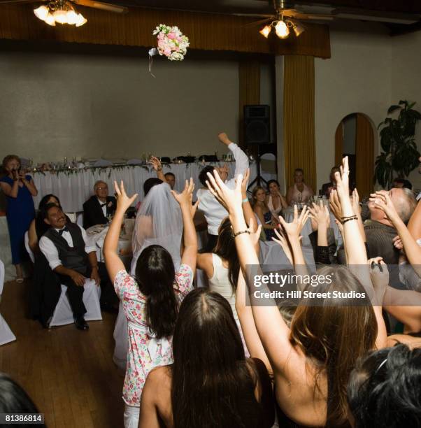 bride throwing bouquet - bouquet stockfoto's en -beelden