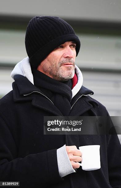 Sunderland FA Premiership manager Roy Keane wraps up against the cold during a New Zealand All Blacks training session at Rugby League Park on June...