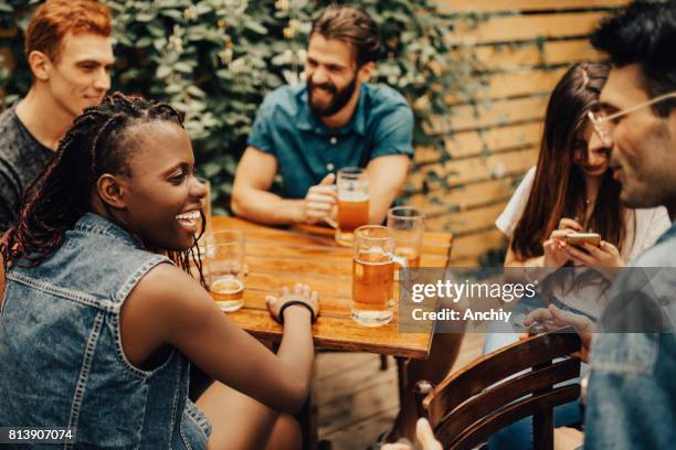 happy vrienden hebben een geweldige tijd in de kroeg - bier brouwen stockfoto's en -beelden