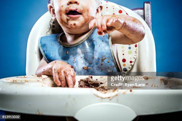 食品で覆われたかわいい厄介な赤ちゃん - よだれ掛け ストックフォトと画像