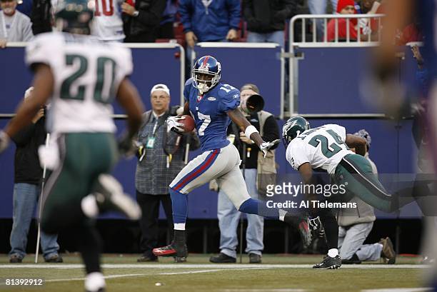 Football: New York Giants Plaxico Burress in action, rushing and scoring touchdown vs Philadelphia Eagles, East Rutherford, NJ