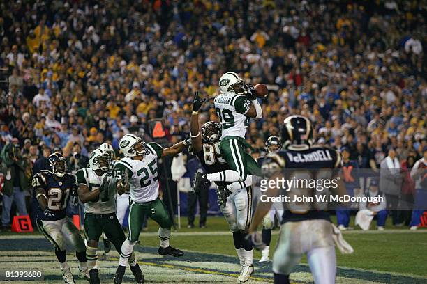 Football: AFC playoffs, New York Jets Donnie Abraham in action, playing defense vs San Diego Chargers Antonio Gates , San Diego, CA 1/8/2005