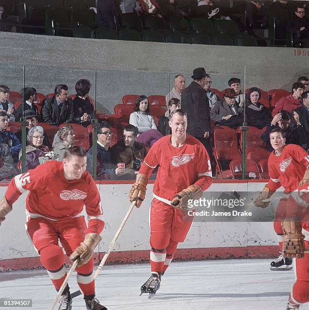 Hockey: Detroit Red Wings Gordie Howe during game, 1/1/1967--3/31/1967