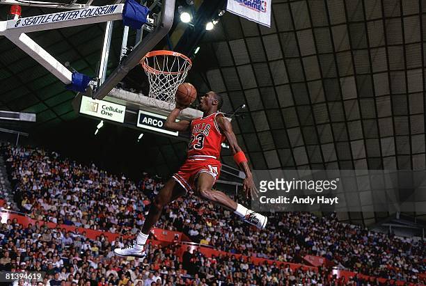 Michael Jordan Signed Chicago Bulls Photo: Legendary Slam Dunk