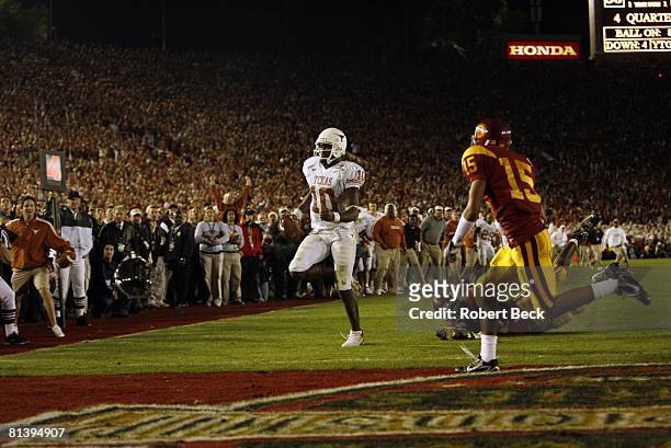 College Football: Rose Bowl, Texas QB Vince Young in action, scoring game winning touchdown in final 19 seconds during BCS Championship game vs USC,...
