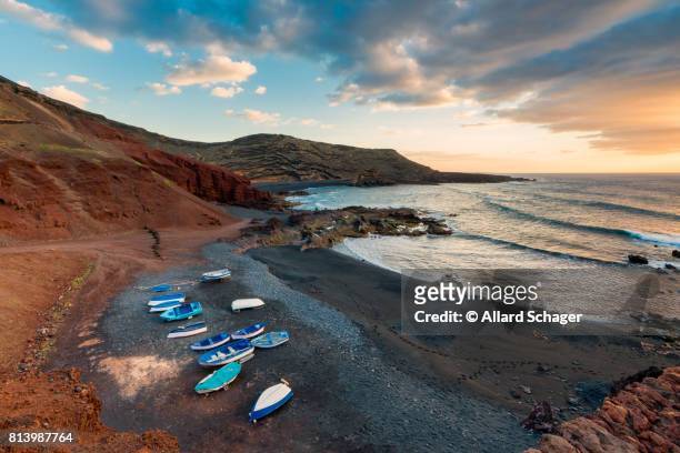 volcanic beach in el golfo lanzarote - lanzarote stockfoto's en -beelden