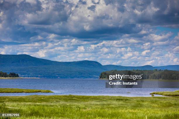 vista de playa penouille de forillon, uno de los 42 parques nacionales y reservas del parque, situadas cerca de gaspé, quebec del este de canadá. - forillon national park fotografías e imágenes de stock