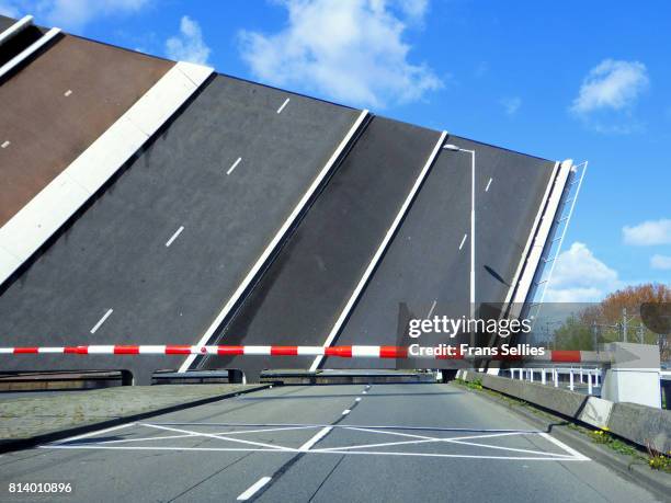 end of the road (the bridge is open!) - zonder mensen imagens e fotografias de stock