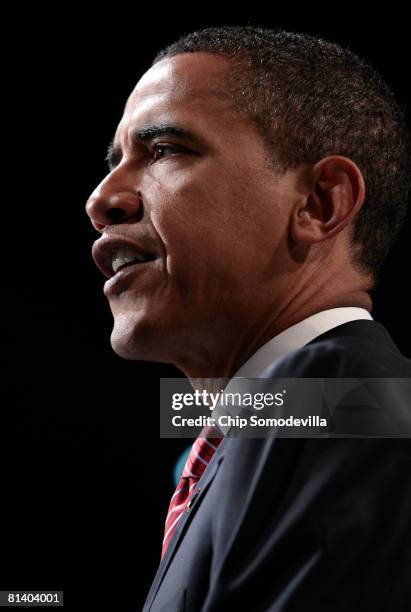 Democratic presidential hopeful Sen. Barack Obama addresses the American Israel Public Affairs Committee Policy Conference at the Washington...