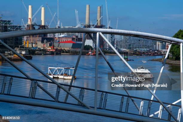 saint george wharf pier:  river bus commute - anlegetau stock-fotos und bilder