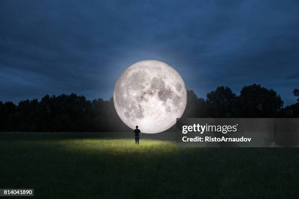 homem de pé na frente da lua - moonlight - fotografias e filmes do acervo