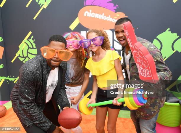 Personality Michael Strahan, Isabella Strahan, Sophia Strahan and host Russell Wilson attend Nickelodeon Kids' Choice Sports Awards 2017 at Pauley...